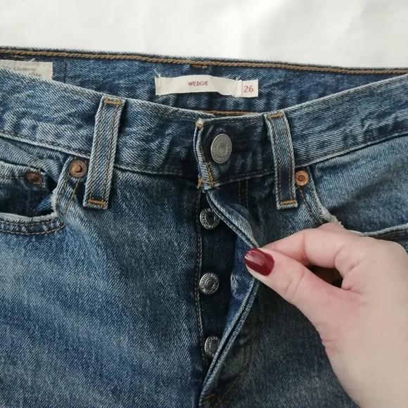 Levi's Premium Wedgie Jeans in These Dreams Medium Wash High Rise Ankle 26 (2) - Picture 9 of 16